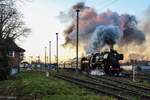 Die Leipziger Wanne 52 8154-8 am 01.12.2024 im Abendlicht in Zeitz. Das Eisenbahnmuseum Leipzig
veranstalte auch in diesem Jahr mehrere  Nikolausfahrten  von Leipzig Hbf nach Zeitz und zurück  Am Nachmittag des 01.12.24 verlässt hier die letzte Fahrt des Tages den Bahnhof Zeitz. (Foto: Christian Bissel)
