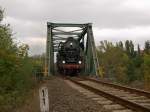 Die 41 1144-9 der IGE Werrabahn mit dem  ROTKPPCHEN-EXPRESS I  von Altenburg nach Freyburg, am 04.10.2009 auf dem berfhrungsbauwerk ber der Thringer Bahn in Naumburg. (Foto: Steffen Tautz)