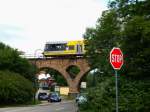 Burgenlandbahn 672 918-0  Finnebahn  auf dem Viadukt ber der Halleschen Strae in Naumburg. Das Schild im Vordergrund weit auf die geplante Zukunft der Strecke nach Teuchern hin; 22.06.2009 (Foto: Gnther Gbel)