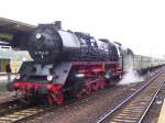 Die 41 1144-9 von der IGE Werrabahn Eisenach e.V. hat an diesem Sonntag die Aufgabe den  ROTKPPCHEN-EXPRESS  von Eisenach nach Freyburg (Unstrut) zu bringen. Hier steht sie abfahrbereit auf Gleis 4 in Naumburg (Saale) Hbf; 21.10.2007