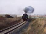 Die 52 8047-7 der IG Dampflok Nossen e.V. mit dem Leerzug von Karsdorf nach Freyburg, am 18.10.2008 zwischen Kirchscheidungen und Laucha.