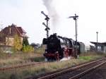 Die 52 8047-4 der IG Dampflok Nossen e.V. hat soeben Ausfahrtsfreigabe im Bf Laucha erhalten und setzt ihre Fahrt zum abstellen nach Karsdorf fort; 18.10.2008