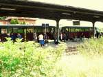 Whrend dem Kreuzungshalt in Laucha war Zeit fr eine kleine Strkung und das ein oder andere Gepsprch auf dem Bahnsteig; 12.07.2009 (Foto: Dieter Thomas)