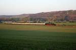 Der Leerzug auf der Rckfahrt von Karsdorf nach Freyburg, am 25.10.2009 im Unstruttal bei Kirchscheidungen. (Foto: Peter Hirschfeld)
