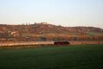 Kurz vor Laucha ist bei der Rckfahrt des Leerzugs aus Karsdorf schon deutlich die herbstliche Jahreszeit und die an dem Tag stattgefundene Zeitumstellung erkennbar; 25.10.2009 (Foto: Peter Hirschfeld)