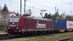 Emons Bahntransporte GmbH, Dresden [D] mit der geleasten ATLU Lok  185 513-9  [NVR-Nummer: 91 80 6185 513-9 D-ATLU] und einem Containerzug am 10.12.25 Höhe Bahnhof Stendal Hbf.