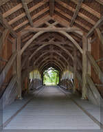 Nebenbei die Brunnimattbrücke inspiziert, die eigentlich flussaufwärts als Bubeneibrücke die Emme überbrückte. Wegen baulicher Mängel, die dieser Brücke zeitlebens zu schaffen machten, wurde sie ersetzt. Aber flussabwärts darf sie nun als Brunnmattbrücke den Fussgängern über die Emme helfen. Emmenmatt, Mai 2025.