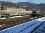 Class 66 am 19.2.09 beim Umsetzen im Bahnhof Arnsberg. Im Hintergrund werden die angelieferten Betonschwellen zwischengelagert.