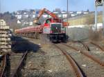 V150.05 der SGL (Schiene Gter Logistik) am 01.04.09 in Arnsberg bei der Verladung von Schotter.