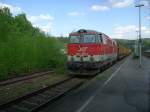 2143 006-1 der SVG (Stauden-Verkehrs-Gesellschaft) wartet am 25.04.09 mit einem Holzzug auf Gleis 3 im Bahnhof Arnsberg.

