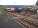 RE 17 auf dem Weg nach Warburg passiert die abgestellte DP 55 an der Holzverlandung.