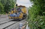 Einsatz des Schotterpfluges SSP 110 SW (Deutsche Gleisbau Union) auf Gleis 230 im Bahnhof Arnsberg.