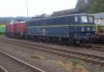 Die DP 55 wird von der PBSV 20 an den wartenden Holzzug rangiert. (Arnsberg 06.10.09)