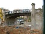 An der Bahnhofseinfahrt in Palma steht diese schne alte Straenbrcke. (03.10.2005)