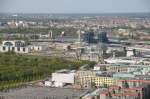 Berlin Hbf. Rechts daneben der Reichstag mit der berhmten Kuppel, ganz links das Kanzleramt, ds so aussieht wie eine Waschmaschine. Dazwischen liegt etwas verloren die Schweizer Botschaft. Ganz im Vordergrund das Holocaust Mahnmal. Aufnahme vom Kollhof Tower am Potsdamer Platz.