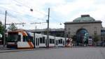 Hauptbahnhof in Mannheim/Baden Wrttemberg. Davor eine Strassenbahn.
