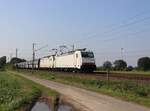 NIAG (Niederrheinische Verkehrsbetriebe Aktiengesellschaft) Lokomotive 186 142-6 (91 80 6186 142-6 D-AKIEM) und 186 236-6 (91 80 6186 236-6 D-AKIEM) bei Bhanhbergang Wasserstrasse, Hamminkeln 19-09-2024.

NIAG (Niederrheinische Verkehrsbetriebe Aktiengesellschaft) locomotief 186 142-6 (91 80 6186 142-6 D-AKIEM) en 186 236-6 (91 80 6186 236-6 D-AKIEM) bij overweg Wasserstrasse, Hamminkeln 19-09-2024.