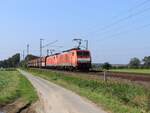DB Cargo Lokomotive 189 074-8 mit Schwesterlok bei Bahnbergang Wasserstrasse, Hamminkeln 19-09-2024.

DB Cargo locomotief 189 074-8 met zusterlocomotief bij overweg Wasserstrasse, Hamminkeln 19-09-2024.