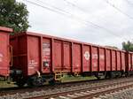 Eanos Ermewa Offener Drehgestell-Wagen aus Slowakei mit Nummer 31 RIV 56 SK-ERSA 5377 157-8 bei Bahn�bergang Devesstrasse, Salzbergen, Deutschland 27-08-2025.

Eanos vierassige hoge bakwagen ui Slowakije van Ermewa met nummer 31 RIV 56 SK-ERSA 5377 ...