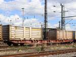 Sggnss Metrans Drehgestell-Containertragwagen aus Tschechien mit Nummer 33 TEN 54 CZ-MT 4663 589-8 Gterbahnhof Oberhausen West Deutschland 11-07-2024.

Sggnss containerwagen uit Tsjechi van Metrans met nummer 33 TEN 54 CZ-MT 4663 589-8 goederenstation Oberhausen West Duitsland 11-07-2024.
