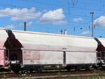 Talns mit Aufschrift  DB Schenker  Drehgestell-Selbstentladewagen mit Schwenkdach mit Nummer 31 RIV 80 D-DB 0671 100-2 Gterbahnhof Oberhausen West 11-07-2024.

Talns zelflosser met afsluitbaar dak en opschrift  DB Schenker  voor het vervoer van kalk met nummer 31 RIV 80 D-DB 0671 100-2 goederenstation Oberhausen West 11-07-2024.