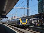 NS SNG Triebzug 2342, 2315 und 2744 Gleis 4 Utrecht Centraal Station  18-06-2025.

NS SNG treinstel 2342, 2315 en 2744 spoor 4 Utrecht CS  18-06-2025.