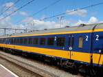 NS ICR Bpmbdez8 2. Klasse Intercity Reisezugwagen mit Nummer 61 84 82-70 974-7 Baujahr 1986 (Vorher: BKD 50 84 82-70 974-0) Gleis 2 Rotterdam Centraal Station, Niederlande 04-07-2024.

NS ICR Bpmbdez8 2e klasse rijtuig met nummer 61 84 82-70 974-7 bouwjaar 1986 (oorspronkelijk nummer: BKD 50 84 82-70 974-0) spoor 2 Rotterdam CS 04-07-2024.