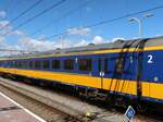 NS Apmz10 ICR Intercity Reisezugwagen 1. Klasse mit Nummer 61 84 10-70 483-6 Baujahr 1986 (Vorher: A 50 84 10-70 483-9). Gleis 2 Rotterdam Centraal Station, Niederlande 04-07-2024.

NS Apmz10 ICR 1e klasse rijtuig met nummer 61 84 10-70 483-6 bouwjaar 1986 (voordien: A 50 84 10-70 483-9). Spoor 2 Rotterdam Centraal Station 04-07-2024.