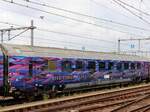 


NMBS I 11 Bpm 2e Klasse Sitzwagen mit Nummer 12906 UIC nummer Bpm 61 88 20-90 106-3. Tomorrowland Express Wagen 6 in Zug 14402 durchfahrt Bahnhof Venlo, Niederlande 24-07-2025.

NMBS I 11 Bpm tweede klasse zitrijtuig met nummer 12906 UIC nummer Bpm 61 88 20-90 106-3 als rijtuig nummer 6 in Tomorrowland Express trein 14402 doorkomst station Venlo, NL 24-07-2025. 
