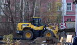 HKL-Leasingbaumaschine, ein KOMATSU WA 200 Radlader am 01.12.25 Gleisbaustelle an der Drehscheibe vom Bahnhof Frankfurt/Oder.