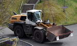 Beymann GmbH Sand- und Kieswerk, Erdbau und Baustoffhandel mit einem LIEBHERRR 566 Radlader am 01.04.25 Höhe Bahnhof Niederndodeleben.