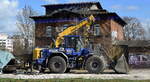 STORK Umweltdienste GmbH aus Magdeburg mit einem VOLVO L120F Radlader Nähe Bahnhof Magdeburg Hbf. an den Gleisen am 01.04.25