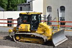 Eine KOMATSU D 51 PX Raupe am 05.05.25 Bahnbaustelle (Brückenneubau) am S-Bahnhof Berlin Buch.