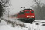 110 352 mit RE 30103 am winterlichen 17.02.2009 in Haar (bei Mnchen).