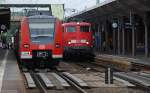 Grauer Betriebsalltag auf der Main-Weser-Bahn. Das Personal hat gewechselt, 110 402-5 beendet jeden Moment ihre viertelstndiger Pause und bringt die Regionalbahn als RB 15341 zurck nach Friedberg. Links hlt der Mittelhessenexpress alias Bandscheibenexpress. (28. Juni 2009)