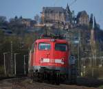 Unterm Marburger Landgrafenschloss. Nahverkehr ist anstrengend fr eine Schnellzuglok. Bgelfalte 110 429-8 ist es so hei, dass das Landgrafenschloss flimmert. (07. April 2007, 17:36)