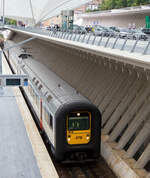 Die Gumminase SNCB/NMBS Triebzug AM 96 - 478 (AM = Automotrice) steht am 03.10.2014 im Bahnhof Lüttich-Guillemins zur Abfahrt bereit.

Die Reihe AM 96 der Belgischen Staatsbahn ist eine Reihe von 160 km/h schnellen dreiteiligen Elektrotriebfahrzeug-Einheiten. Jede Einheit besteht aus je einem Wagen der Typen Bx, B und ADx. Die Züge werden hauptsächlich im innerbelgischen Schnellzugdienst (IC und IR) der NMBS/SNCB eingesetzt, erreichen aber auch auf drei grenzüberschreitenden InterCity-Linien Lille (Frankreich) und Luxemburg (Stadt). Charakteristisch ist bei diesen Fahrzeugen der Führerstand, welcher von einer Gummiwulst umgeben ist - weshalb diese Fahrzeuge liebevoll Gumminasen oder auch abwertend Klobrillen genannt werden - und dessen Mittelteil (Steuertisch), welches bei der Vereinigung von mehreren Einheiten seitlich wegklappbar ist.

Fahrzeugnummern:
441-490: Zweisystemfahrzeuge für 3 kV= und 25 kV~
501-547: Einsystemfahrzeuge 3 kV = mit GTO-Traktionsstromrichter
548-570: Einsystemfahrzeuge 3 kV = mit IGBT-Traktionsstromrichter

Technische Daten der AM 96:
Hersteller: BN (La Brugeoise et Nivelles) / ACEC (Ateliers de contruction électriques de Charleroi)
Anzahl: 120
Baujahr(e): 1996–1999
Achsformel: Bo'Bo'+2'2'+2'2'
Spurweite: 1435 mm (Normalspur)
Länge über Kupplung: 79.200 mm
Breite: 2860 mm
Höchstgeschwindigkeit: 160 km/h
Stundenleistung: 1.400 kW
Stromübertragung: Oberleitung
Anzahl der Fahrmotoren: 4
