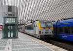 Die NMBS/SNCB HLE 1851 schiebt den IC (Ostende – Brügge – Gent – Brüssel - Lüttich/Liège-Guillemins – Eupen) am 21 Oktober 2025 vom Bahnhof Liège-Guillemins weiter. Diese IC im Sandwich gefahren, so is ...
