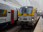 Ein Vorgänger der Siemens Vectron, die HLE 1841 eine SIEMENS EuroSprinter ES60U3 der belgischen NMBS/SNCB fährt am 03 Oktober 2015, als IC via Brüssel nach Ostende, in den Bahnhof Liège Guillemins (Lüttich-Guillemins) ein.

Die Lok wurde 2009 von Siemens in München-Allach unter der Fabriknummer 21572 gebaut und an die Nationale Gesellschaft der Belgischen Eisenbahnen geliefert.

Die SIEMENS EuroSprinter ES60U3 gehört zur Familie Siemens ES 2007, diese wird als eine überarbeitete Generation des EuroSprinters aus dem Hause Siemens Rail Systems (zuvor Siemens Mobility, vormals Siemens Transportation Systems) bezeichnet. Abgeleitet wurden sie von der Siemens ES 64 U4 Plattform, jedoch mit neuen Crash-Cabs (EN 15227). Es handelt sich dabei um den Vorgänger der erfolgreichen Fahrzeugplattform Siemens Vectron. Geliefert wurden Lokomotiven dieser Generation an die Eisenbahn von Portugal (CP) und die belgische Bahn (NMBS/SNCB).

Die belgische Staatsbahn bestellte 2006 von diesen Loks 60 Stück mit einer Leistung von 6.000 kW. 2008 erfolgte eine weitere Bestellung über weitere 60 Maschinen, das gesamte Auftragsvolumen betrug 440 Millionen Euro. Die Loks wurden dreisystemfähig für den Einsatz unter 1,5 und 3 kV Gleich- sowie 25 kV Wechselspannung ausgelegt und erhielten auch Fahrzeugeinrichtungen für die Zugbeeinflussungssysteme in Frankreich (KVB), Belgien (TBL1, TBL1+, TBL2 und Crocodile) und Luxemburg (Crocodile, ETCS Level 1). Die Typbezeichnung des Herstellers lautet entsprechend ES60U3. Es bestand eine Option auf den Einbau des niederländischen ATB-EG. Die Loks haben eine Höchstgeschwindigkeit von 200 km/h.

Mit der Reihe 18 wurde eine Baureihenbezeichnung erneut vergeben, unter der in der Vergangenheit bereits von Alstom hergestellte, inzwischen ausgemusterte Viersystemlokomotiven geführt wurden. Auf diese wurde in der Nummerierung keine Rücksicht genommen, die Zählung beginnt wie bei der Alsthom-Reihe bei 1801.

96 Loks dieses Typs wurden als Reihe 18 (1801 bis 1896) und 24 als Reihe 19 (1901 bis 1924) beschafft. Die Lokomotiven der Reihe 19 sind einseitig (an einer Front) mit automatischen Mittelpufferkupplungen für den Wendezugbetrieb mit M6-Wagen ausgerüstet, die vorher von Lokomotiven der Reihe 27 bespannt wurden und triebzugähnlich geflügelt und gestärkt werden. Die Maschinen der Reihe 18 verfügen an beiden Enden über Puffer und Schraubenkupplungen.

Lokomotiven der Reihe 18 bespannen planmäßig seit 10. Dezember 2023 den euregioAIXpress sowie den ÖBB Nightjet 424/425 zwischen Bahnhof Brüssel Süd und Aachen Hauptbahnhof, solange im Bahnhof Aachen Hbf die Fahrleitungsspannung von mehreren Bahnsteiggleisen auf 3 kV = umgeschaltet werden kann. Östlich von Aachen übernimmt dann eine Taurus-Lokomotive der ÖBB.

TECHNISCHE DATEN der NMBS/SNCB-Reihe 18/19:
Hersteller: Siemens Mobility GmbH in München-Allach
Hersteller Typenbezeichnung: ES60U3
Baujahre: 2008 bis 2012
Gebaute Anzahl: 120
Nummerierung: 1801-1896 / 1901-1924
Spurweite: 1.435 mm (Normalspur)
Umgrenzungsprofil: UIC 505-1
Achsfolge: Bo’Bo’
Länge über Puffer: 19.580 mm
Max. Breite des Lokkastens: 3.014 mm
Drehzapfenabstand: 9.900 mm 
Achsabstand im Drehgestell: 3.000 mm
Treibraddurchmesser: 1.150 mm (neu) / 1.070 mm (abgenutzt)
Dienstgewicht: 88 t 
Anzahl Fahrmotoren: 4
Antriebssystem: Kardan-Hohlwellen-Antrieb
Übersetzung: 91:27
Max. Leistung: 6.000 kW (bei AC und DC 3kV) / 2.500 kW (bei 1,5 kV DC)
Dauerleistung: 5.000 kW (bei AC und DC 3kV) / 2.400 kW (bei 1,5 kV DC)
Max. Anfahrzugkraft: 300 kN
Höchstgeschwindigkeit: 200 km/h
Netzspannungen: 25 kV AC 50 Hz, 3 kV DC und 1,5 kV DC
Kleister befahrbarer Gleisbogen: R 100 m
Kompressor Leistung: 	max. 2.400 L/min

