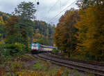 Die an die Crossrail Benelux N.V. (100% Tochterder BLS Cargo AG) vermietete E 186 220 (91 88 7186 211-9 B-ATLU) der Alpha Trains Belgium, ex COBRA 2819 (91 88 7186 211-9 B-B), fährt am 09 Oktober 2025 mit einem geschlossen Doppelstock- Autotrans ...