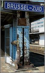 Wre es ein Zug, wrde man klar eine Flankenfahrt vermuten, aber dieser Pfosten steht in Bruxelles Midi mitten auf dem Bahnsteig.
30.05.09 (Jeanny)