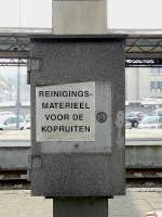 Im Kopfbahnhof von Oostende findet der Lokfhrer fast am Ende des Bahnsteigs dieses praktische Schrnkchen mit Material zum Reinigen der Frontscheiben. 12.04.09 (Jeanny)  