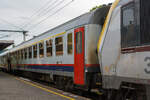 SNCB/NMBS - I10 Reisezugwagen (Schnellzugwagen für den internationalen Verkehr) der ersten Klasse, 51 88 11-70 008-8 B-B, ex A11 – 11708, eingereiht im Zugverband eines IR von Luxembourg nach Liers, am 16 Juni 2013 im Bahnhof Ettelbrü ...