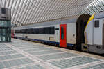 SNCB/NMBS - I11 Reisezugwagen der 2. Klasse, Bpm 61 88 20-90 020-6 B-B, ex 12820, eingereiht vor der Schluss-Lok im Zugverband eines IC von Ostende nach Eupen, am 21 Oktober 2025 im Bahnhof Liège Guillemins (Lüttich-Guillemins).

Als I11- ...