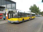 Gelenkbus der Linie M45 nach Spandau am Bhf Zoo, Berlin August 2009