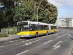 Gelenkbus der Linie 255 in Weiensee, Berlin September 2009