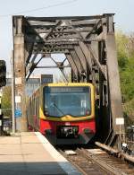 S-Bahnzug beim Bhf. Storkower Strasse, Ostern 2009
