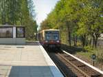 Einfahrt des Pendelzuges im Bhf Betriebsbahnhof Schneweide, April 2009