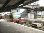 BR 481 (statt 485) auf der S9 nach Flughafen Schnefeld im Bhf    Warschauer Strasse, April 2009