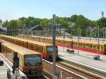 Vorn S75 nach Spandau, dahinter abgestellte S-Bahnzge der BR 481 im S-Bhf Olympistadion, Mai 2009